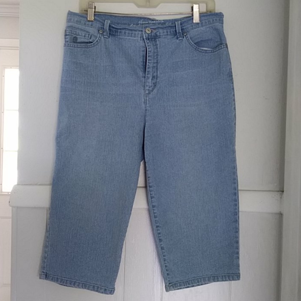 Gloria Vanderbilt light wash high waist ca…